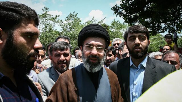 Quem é Mojtaba Khamenei, o novo Líder Supremo do Irão? O linha-dura Mojtaba Khamenei, filho do aiatolá Ali Khamenei assassinado em 2019.