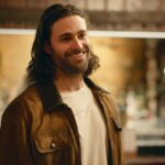 Quem interpreta Clay na 7ª temporada de 'Virgin River'? Conheça a estrela de 'Riverdale' Cody Kearsley