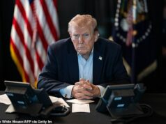 Quem odeia quem no Médio Oriente: Como adverte um ex-comandante britânico da NATO, estamos à beira da Terceira Guerra Mundial – o guia definitivo para quem apoia Trump… e quem está do lado dos mulás Presidente Donald Trump supervisionando a atividade da Operação Epic Fury contra o Irã de Mar-a-Lago em Palm Beach, Flórida