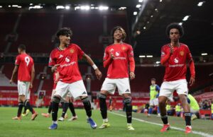 Quem são a ‘Classe dos 26’ do Man Utd, os garotos-prodígios que lideram o ataque quádruplo com futuros massivos Quem são a 'Classe dos 26' do Man Utd, os garotos-prodígios que lideram o ataque quádruplo com futuros massivos