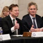 Elon Musk, X e Tesla, CEO, à esquerda, aprovam a pergunta de um repórter, sentados ao lado de Alex Karp, Palantir, em 13 de setembro de 2023 em Washington DC.