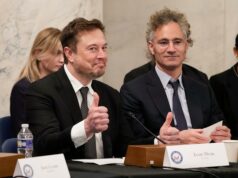Quem são os bilionários de New Hampshire, Maine? Forbes divulga nova lista Elon Musk, X e Tesla, CEO, à esquerda, aprovam a pergunta de um repórter, sentados ao lado de Alex Karp, Palantir, em 13 de setembro de 2023 em Washington DC.