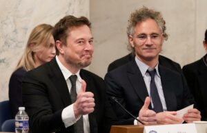 Quem são os bilionários de New Hampshire, Maine? Forbes divulga nova lista Elon Musk, X e Tesla, CEO, à esquerda, aprovam a pergunta de um repórter, sentados ao lado de Alex Karp, Palantir, em 13 de setembro de 2023 em Washington DC.