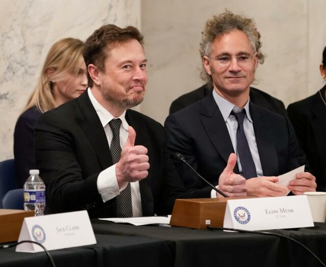 Elon Musk, X e Tesla, CEO, à esquerda, aprovam a pergunta de um repórter, sentados ao lado de Alex Karp, Palantir, em 13 de setembro de 2023 em Washington DC.