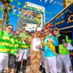 À medida que as corridas de cavalos em Gloucestershire atingiam o seu clímax dramático, os fãs do desporto na Costa Blanca vestiram os seus melhores fatos de jóquei para desfrutar do calor escaldante de 23 graus.