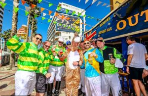 Quente para trotar! Os britânicos de Benidorm aproveitam a diversão ensolarada de Cheltenham com um clima glorioso À medida que as corridas de cavalos em Gloucestershire atingiam o seu clímax dramático, os fãs do desporto na Costa Blanca vestiram os seus melhores fatos de jóquei para desfrutar do calor escaldante de 23 graus.