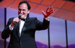 Quentin Tarantino escreveu uma peça de farsa britânica para o West End, de olho na estreia do outono Quentin Tarantino escreveu uma peça de farsa britânica para o West End, de olho na estreia do outono