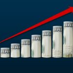 Uma seta vermelha ascendente ao lado de um gráfico crescente feito de notas de US$ 100.