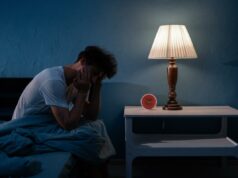 Querida Abby: Minha esposa está tendo um caso com um assassino condenado e quer se divorciar de mim Mulher feliz com uma jaqueta jeans abraçando seu cachorro branco fofo em um banco do parque.