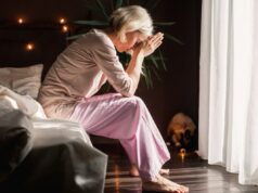 Querida Abby: Minha tia favorita morreu e seus filhos nunca me contaram Um homem irritado está sentado em um sofá enquanto sua esposa e sua mãe ficam atrás dele, discutindo.