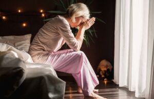 Querida Abby: Minha tia favorita morreu e seus filhos nunca me contaram Um homem irritado está sentado em um sofá enquanto sua esposa e sua mãe ficam atrás dele, discutindo.