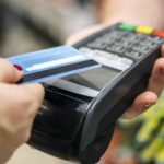 RBA encerrará sobretaxas de cartão à medida que o uso de dinheiro diminui