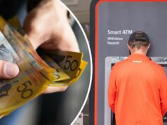 RBA faz grande aposta sobre o futuro do dinheiro na Austrália Imagem de estoque de dinheiro de pessoa segurando dinheiro australiano