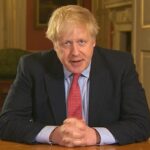 Em seguida, o primeiro-ministro Boris Johnson dirige-se à nação a partir do número 10 de Downing Street ao anunciar o início do bloqueio da Covid-19 em 23 de março de 2020.