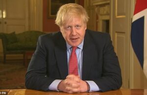 RICHARD LITTLEJOHN: Por que, seis anos depois do confinamento, tudo pode estar prestes a acontecer novamente… e desta vez temo que seja pior do que antes Em seguida, o primeiro-ministro Boris Johnson dirige-se à nação a partir do número 10 de Downing Street ao anunciar o início do bloqueio da Covid-19 em 23 de março de 2020.