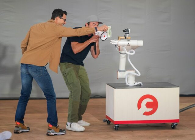 RJ Scaringe de Rivian acha que estamos fazendo robôs de RJ Scaringe de Rivian acha que estamos fazendo robôs de maneira errada