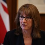 A Chanceler do Tesouro, Rachel Reeves, durante uma mesa redonda com varejistas de gasolina e fornecedores de energia, realizada no número 11 de Downing Street, Westminster