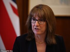 Rachel Reeves promete ajuda às famílias atingidas pelos enormes aumentos nas contas do óleo para aquecimento devido à guerra no Irão, ao dizer: ‘Encontrei o dinheiro’ A Chanceler do Tesouro, Rachel Reeves, durante uma mesa redonda com varejistas de gasolina e fornecedores de energia, realizada no número 11 de Downing Street, Westminster