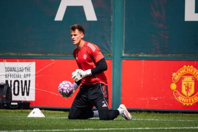 Radek Vitek não pode se dar ao luxo de ignorar o fantasma do passado do Man Utd no gol da República Tcheca, uma decisão difícil o aguarda
