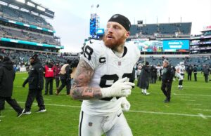 Raiders trocam Maxx Crosby com Ravens em acordo de grande sucesso da NFL Maxx Crosby sai de campo após o jogo contra o Philadelphia Eagles no Lincoln Financial Field em 14 de dezembro de 2025 na Filadélfia, Pensilvânia.