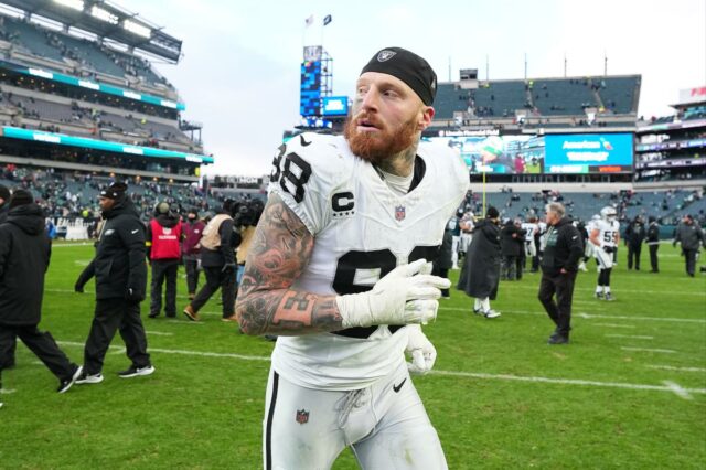 Maxx Crosby sai de campo após o jogo contra o Philadelphia Eagles no Lincoln Financial Field em 14 de dezembro de 2025 na Filadélfia, Pensilvânia.