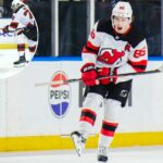 Jack Hughes comemora depois de marcar um gol no terceiro período na vitória dos Devils por 6-3 sobre o Rangers em 18 de março de 2026 no Garden.