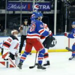 O ala esquerdo do New York Rangers, Will Cuylle (50), reage depois que o defensor Vladislav Gavrikov (44) marcou um gol contra o goleiro do New Jersey Devils, Jacob Markstrom (25).