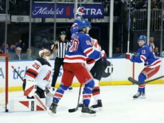Rangers olhando para o fundo do poço do hóquei local em jogo com Devils O ala esquerdo do New York Rangers, Will Cuylle (50), reage depois que o defensor Vladislav Gavrikov (44) marcou um gol contra o goleiro do New Jersey Devils, Jacob Markstrom (25).