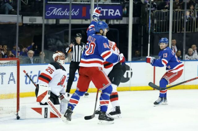 Rangers olhando para o fundo do poço do hóquei local O ala esquerdo do New York Rangers, Will Cuylle (50), reage depois que o defensor Vladislav Gavrikov (44) marcou um gol contra o goleiro do New Jersey Devils, Jacob Markstrom (25).