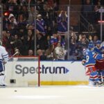 Os Rangers comemoram um gol durante a vitória em 5 de março contra os Maple Leafs.