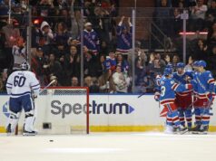 Rangers vence jogo em casa no regulamento pela primeira vez desde novembro ao derrotar Maple Leafs Os Rangers comemoram um gol durante a vitória em 5 de março contra os Maple Leafs.