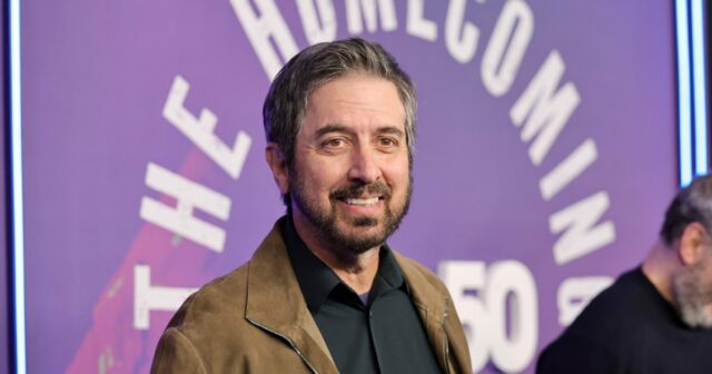 Ray Romano se torna avô quando sua filha dá as GettyImages-1251932928 Celebridades que são avós Ray Romano Ally