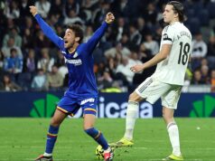 Real Madrid derrotado pelo Getafe e ficando quatro pontos atrás do Barça na La Liga O atacante uruguaio nº 10 do Getafe, Martín Satriano, marca o gol de abertura durante a partida de futebol da liga espanhola entre Real Madrid CF e Getafe CF, no Estádio Santiago Bernabeu, em Madrid, em 2 de março de 2026. (Foto de Javier SORIANO / AFP)