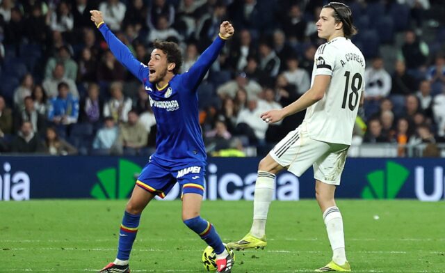 O atacante uruguaio nº 10 do Getafe, Martín Satriano, marca o gol de abertura durante a partida de futebol da liga espanhola entre Real Madrid CF e Getafe CF, no Estádio Santiago Bernabeu, em Madrid, em 2 de março de 2026. (Foto de Javier SORIANO / AFP)