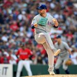 Danny Coulombe #54 do Texas Rangers lança um arremesso durante a quinta entrada contra o Cleveland Guardians no Progressive Field em 28 de setembro de 2025 em Cleveland,