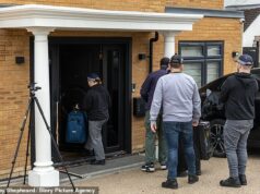 Rede de espionagem iraniana destruída pela polícia britânica – em meio a avisos de que o conflito no Irã terá “repercussões imediatas” com uma ameaça crescente de terrorismo, extremismo violento e ataques cibernéticos Oficiais antiterroristas prenderam quatro homens com cidadania iraniana e dupla cidadania britânica-iraniana na sexta-feira em endereços em Harrow, Watford e Barnet. Na foto: Polícia na propriedade de Watford