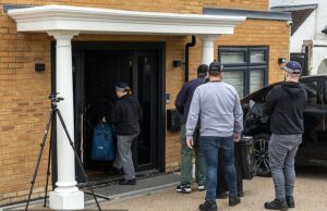 Rede de espionagem iraniana destruída pela polícia britânica – em meio a avisos de que o conflito no Irã terá “repercussões imediatas” com uma ameaça crescente de terrorismo, extremismo violento e ataques cibernéticos Oficiais antiterroristas prenderam quatro homens com cidadania iraniana e dupla cidadania britânica-iraniana na sexta-feira em endereços em Harrow, Watford e Barnet. Na foto: Polícia na propriedade de Watford