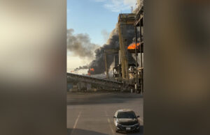 Refinaria de petróleo no Texas em chamas após explosão Refinaria de petróleo no Texas em chamas após explosão