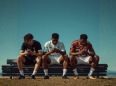 Regulador de jogos de azar holandês alerta que atletas que apostam em competições próprias aumentam riscos de integridade O regulador de jogos de azar holandês alerta que os atletas que apostam em suas próprias competições aumentam os riscos de integridade. Três jogadores de futebol masculino com kits de treino sentam-se num banco ao ar livre, cada um olhando para baixo e usando um smartphone, sugerindo envolvimento com aplicativos móveis ou atividades online.