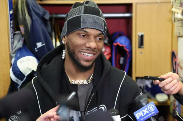 Malik Nabers falando à mídia no centro de treinamento do New York Giants.