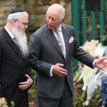 O Rei Charles se encontra com o Rabino Daniel Walker após um ataque anti-semita na Sinagoga da Congregação Hebraica de Heaton Park, em Manchester, em outubro passado