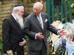 Rei Charles torna-se patrono de instituição de caridade judaica após ataque criminoso em Golders Green O Rei Charles se encontra com o Rabino Daniel Walker após um ataque anti-semita na Sinagoga da Congregação Hebraica de Heaton Park, em Manchester, em outubro passado
