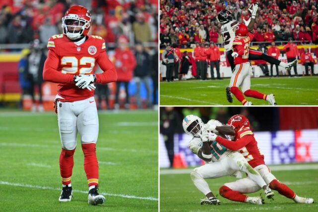 Tyreek Hill, do Miami Dolphins, sendo abordado por Trent McDuffie, do Kansas City Chiefs, em um jogo de futebol.