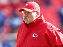 Relatório: Chiefs Swipe Key Starter da AFC Rival Head coach Andy Reid of the Kansas City Chiefs looks on in the game against the Indianapolis Colts at Arrowhead Stadium on November 23, 2025 in Kansas City, Missouri.