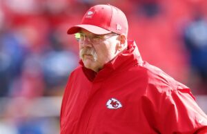 Relatório: Chiefs Swipe Key Starter da AFC Rival Head coach Andy Reid of the Kansas City Chiefs looks on in the game against the Indianapolis Colts at Arrowhead Stadium on November 23, 2025 in Kansas City, Missouri.