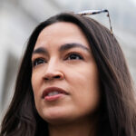 Relatório: Democratas de extrema esquerda pressionam Alexandria Ocasio-Cortez para concorrer à presidência em 2028