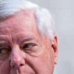 Relatório: Sen. Lindsey Graham vista na Disney World enquanto a paralisação do DHS continua e a guerra no Irã se intensifica