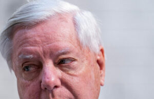 Relatório: Sen. Lindsey Graham vista na Disney World enquanto a paralisação do DHS continua e a guerra no Irã se intensifica Relatório: Sen. Lindsey Graham vista na Disney World enquanto a paralisação do DHS continua e a guerra no Irã se intensifica