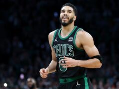 Relatório de lesões do Celtics vs Hornets: Jayson Tatum está jogando? Boston Celtics star Jayson Tatum in a game against the Dallas Mavericks