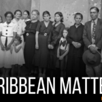 Parentes de nacionalistas mortos no massacre de Ponce em frente à sede do Partido Nacionalista. Buracos de bala de metralhadora na parede. Ponce, Porto Rico
